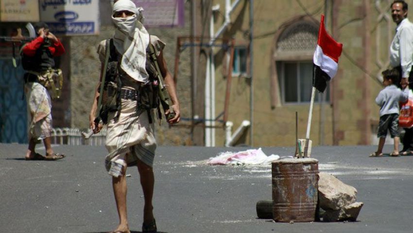 مقتل 8 وإصابة 82 آخرين في مواجهات بين المقاومة والحوثيين بتعز